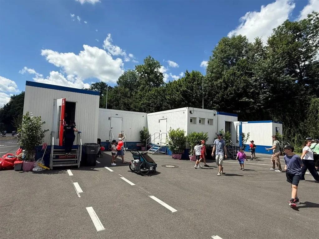 mehrere Container nebeneinander