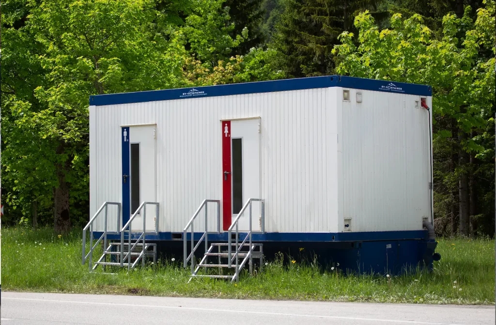 mietcontainer-sanitär-im-gruenen