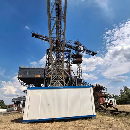 Bürocontainer vor einem Industriegebiet
