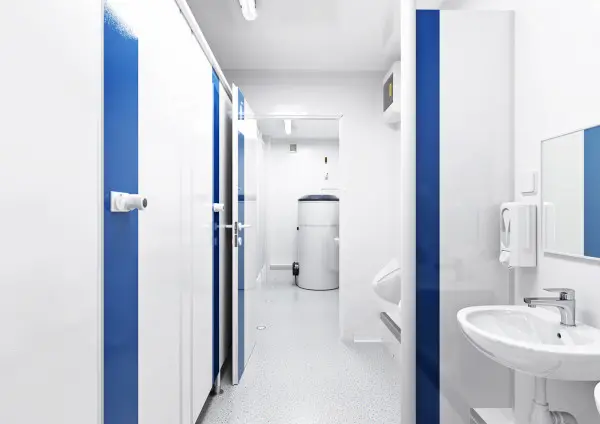 Sanitärcontainer von innen: Komfortable Kombination aus Duschen und Toiletten