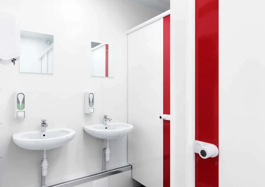 Toilettencontainer von innen: Hygienische Ausstattung mit Waschbecken und WC-Kabinen